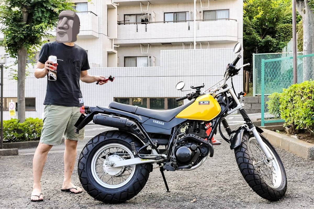Chiri_2_Taro's tweet photo. 通院あとに日が落ちてきた頃を見計らってTWのチェンシコ⛓️✨
通勤快速になったからホントに定期的にメンテしないとな…

#バイクのある生活 #バイクメンテナンス 
#TW225E #バイク #YAMAHAが美しい https://t.co/IbCSDPCkVq