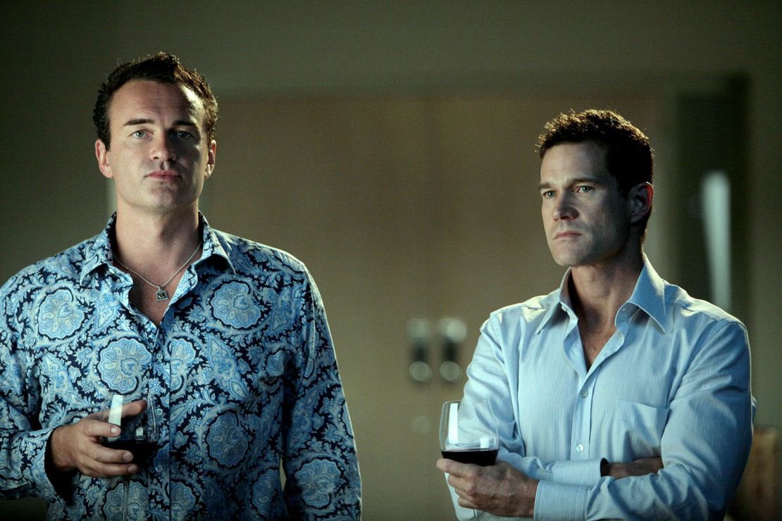Merde… Effondré…

Vous le savez, Julian McMahon faisait parti de ces rares acteurs que j’adorais plus que de raison. 

Classe, élégance, et côté borderline charismatique génial qui m’auront tant marqué, et si sous-coté… Impossible de concevoir sa mort.

Merci, Julian… RIP. 🖤