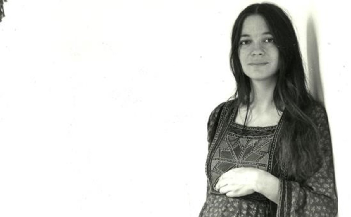 Som_PPCC's tweet image. "Dins la pell de l’ona salada
serem cinc-centes, serem mil.
Perdrem el compte a la tombada.
Juntes farem nostra la nit."
27 anys sense Maria Mercè Marçal