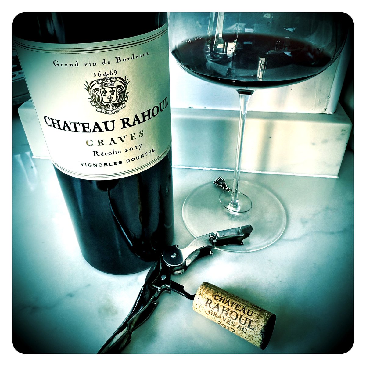 gregsherwoodmw's tweet image. From the ridiculous to the sublime… yes, Bordeaux release prices for the Cru Classe wines are ridiculous, but with the great pricing roll-back well underway, I just bought a case of this very pretty Chateau Rahoul Graves 2017 for £8.95 pb delivered from @TheWineSociety Wow! 🍷💥