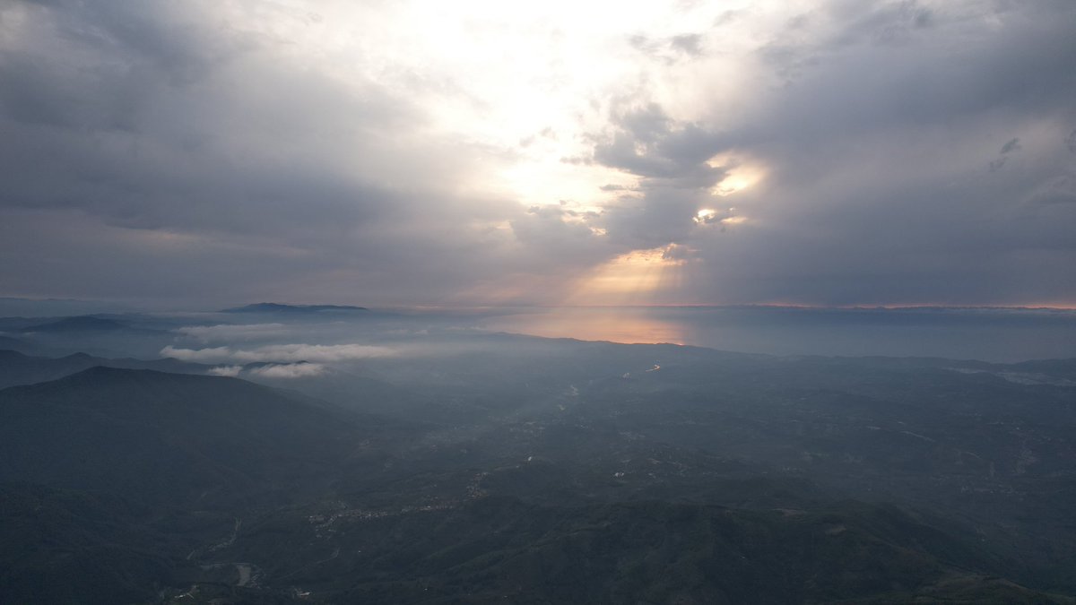Senden öyle uzaklaştım ki orada gece burada gündüz