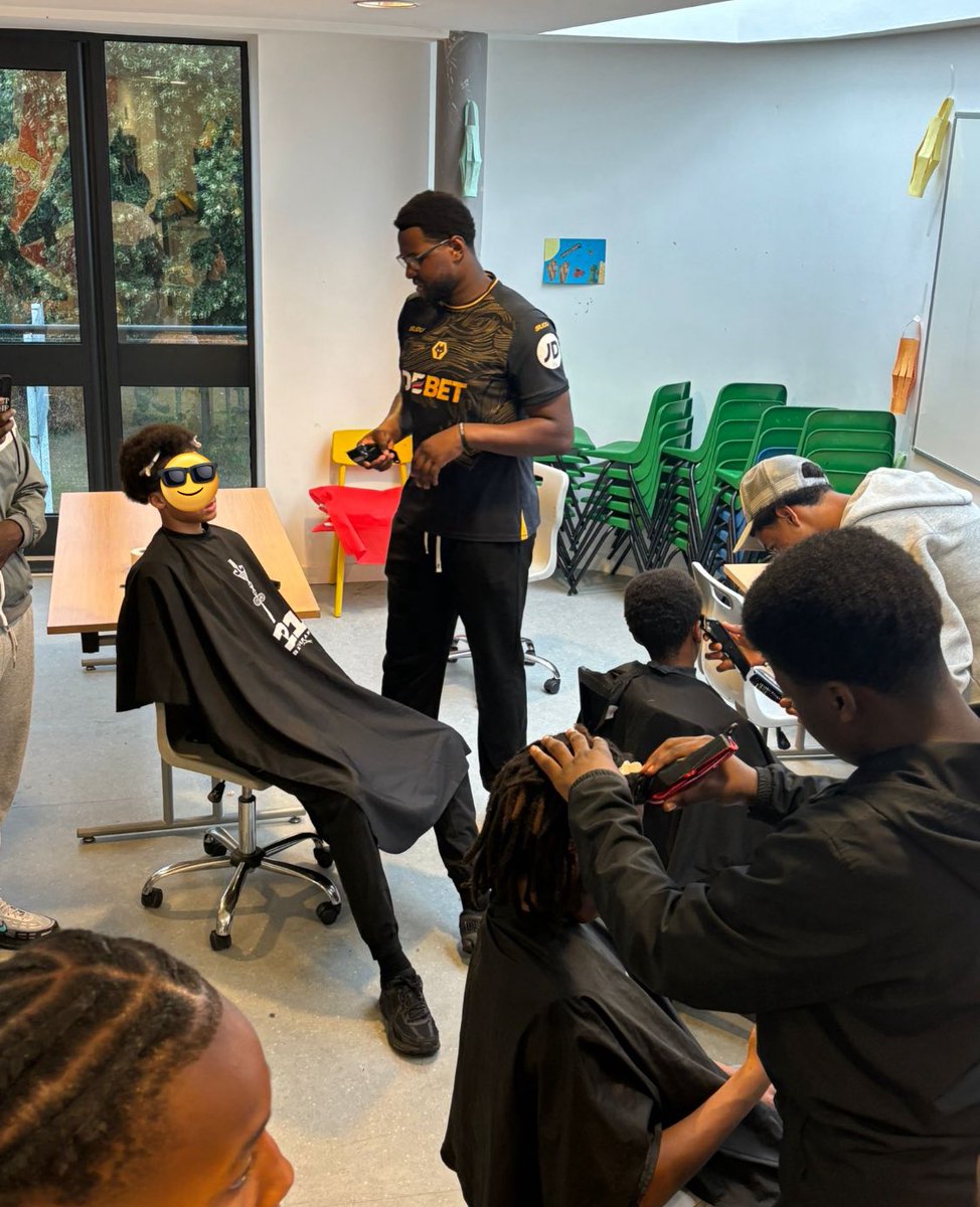 kemoywalker's tweet image. What a brilliant night at the youth club!
We had so much happening, from free hair cuts from 121 Barber Therapy (which the lads really appreciated), music-making in the studio, and a great dance session the girls got stuck into.
We welcomed 10–15 new sign-ups too. Soo proud!