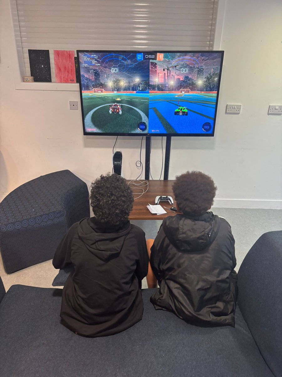 kemoywalker's tweet image. What a brilliant night at the youth club!
We had so much happening, from free hair cuts from 121 Barber Therapy (which the lads really appreciated), music-making in the studio, and a great dance session the girls got stuck into.
We welcomed 10–15 new sign-ups too. Soo proud!