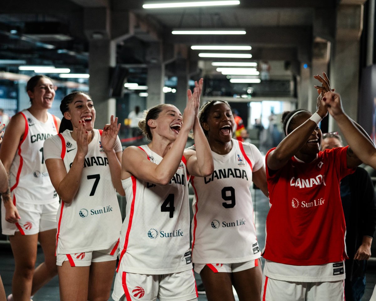 ¡<a href="/SamiHill4/">Sami Hill</a> a las semis de la #AmeriCupW!

Canadá supera a Colombia por 73-49 y esta noche jugará contra Estados Unidos (23:40 h.)

📊 8 puntos, 2 rebotes y 2 asistencias

#ElLatidodeMendi #MendikoTaupada