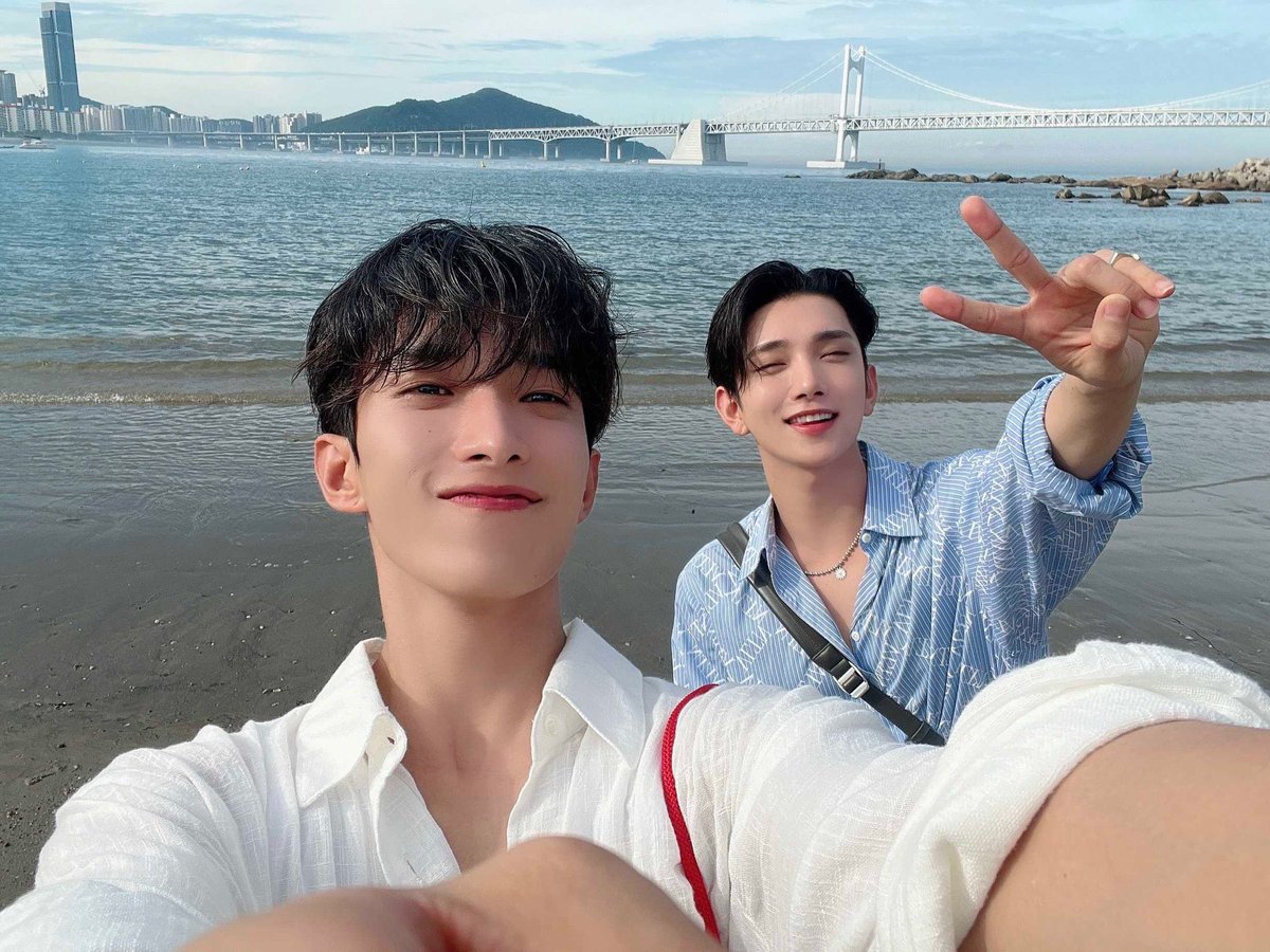 ddackhanaman's tweet photo. 슈아 왜 도겸이랑 사진만 찍으면 눈을 못뜨는거지
바보 https://t.co/FfwDB2UohG