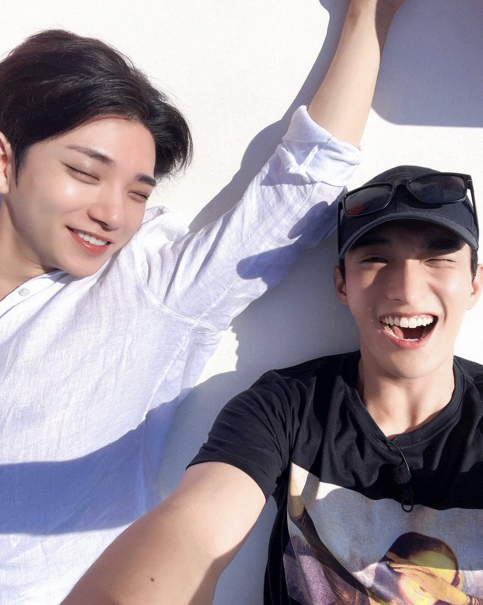 ddackhanaman's tweet photo. 슈아 왜 도겸이랑 사진만 찍으면 눈을 못뜨는거지
바보 https://t.co/FfwDB2UohG