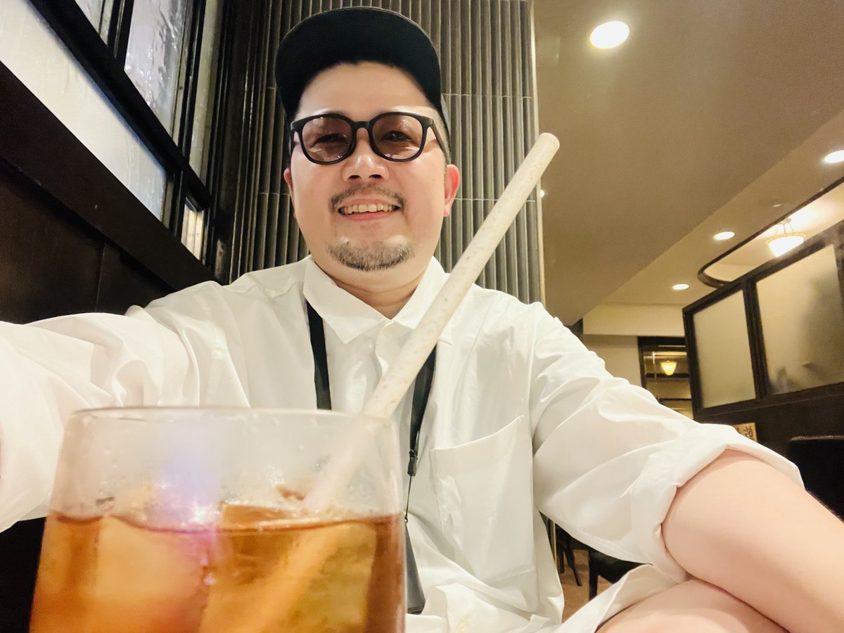 YamazakiYutaka's tweet photo. 外はとても暑いのでルノアールで私とお話しましょう☺️✨

88号がネタ合わせをしていました☺️✨

夜のコントライブでお待ちしております☺️✨ https://t.co/AdfdMBaWxF