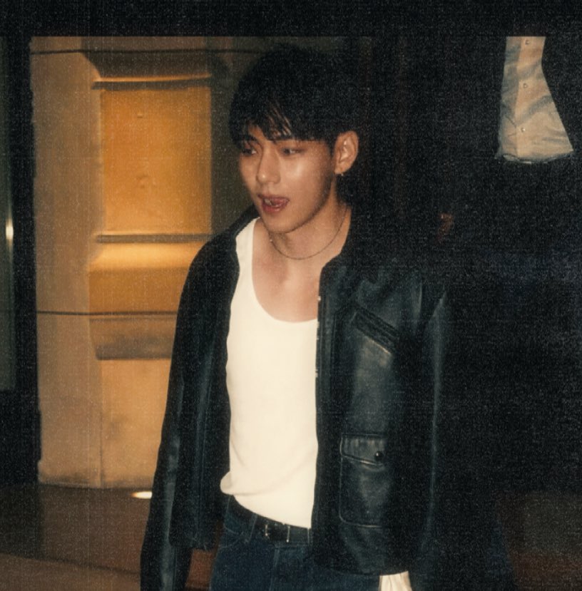 justftae's tweet photo. I just know the streetlights dimmed out of respect when he walked down.
#howisthisreal https://t.co/sme6aM9e4v