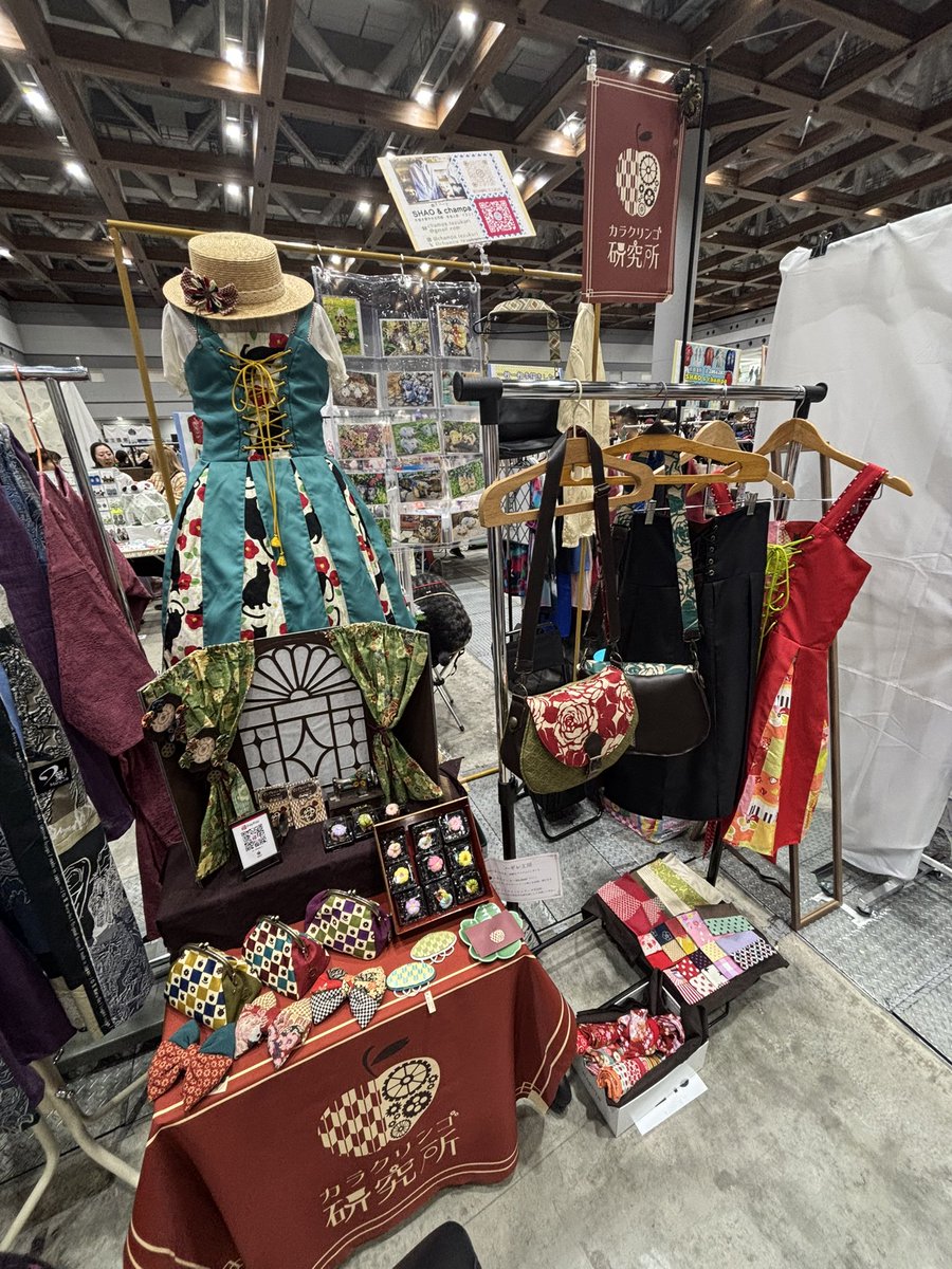 karakuringo's tweet photo. ちょっとブース離れてましたが戻って売り子さんと交代しました🙌

まだまだやってますー🥰
小物もちょこちょこお迎えされてます🌸
名刺だけでも大歓迎です✨

#デザフェス61
#デザフェス61リポスト
#デザフェス61着物マップ
#デザフェス61お品書き
#カラクリンゴ https://t.co/7rf1IfdkUZ