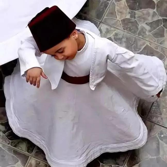 دیکھا ہے چاروں جانب اک ایڑی پہ گھوم کہ کچھ بھی نہیں یہ دُنیا سوائے ہجوم کہ......🖤🙂