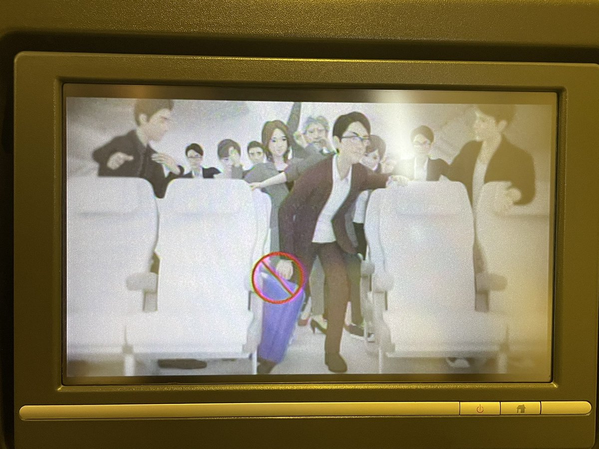 kaso_ku_'s tweet photo. JAL乗るたびに思うけど、自分のことだけ考えてたこのワインレッドメガネが降りる時には手助けしてるのアツいよな https://t.co/1tEs73ClbX
