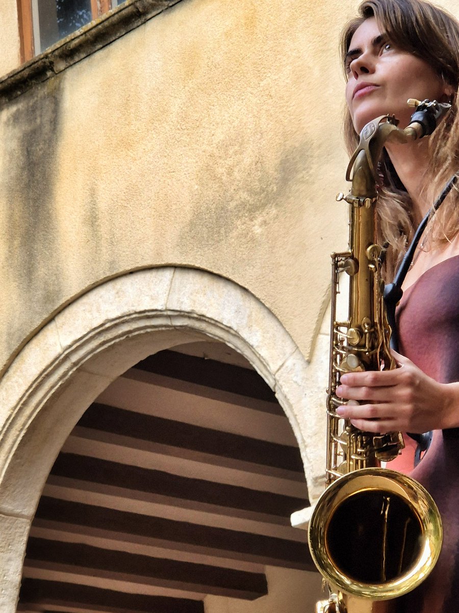 JAZZ:
Jazz in color.
Sax player Marta Duran.

Marta Duran Quartet.
Claustre Sant Francesc.
Vijazz 2025 <a href="/vijazzpenedes/">Vijazz</a>
Vilafranca del Penedès.

📷 Photo by JazzC.

#fotoconmoviljazzc #mobilephotograhy #jazz
#jazzphotography #martaduran 
#vijazz