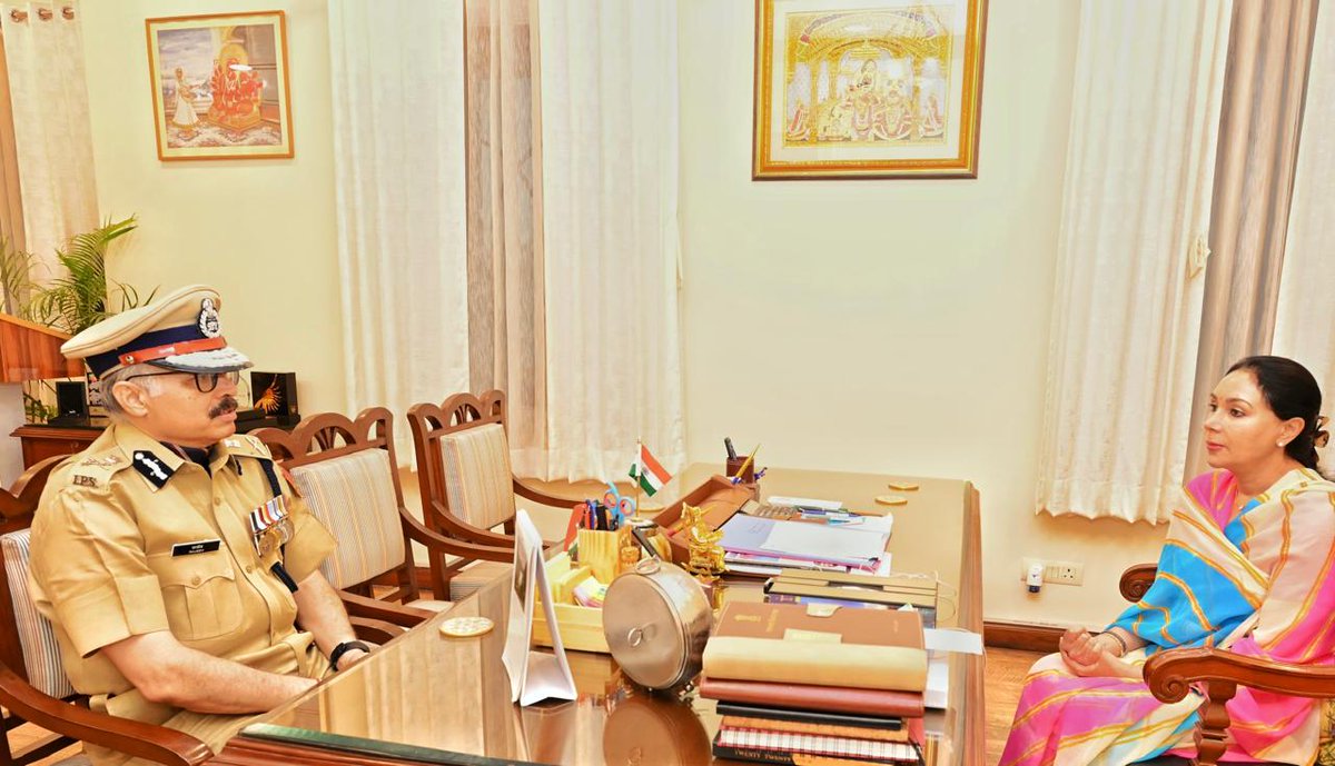 Diya Kumari (@kumaridiya) on Twitter photo рдЖрдЬ рд╢рд╛рд╕рди рд╕рдЪрд┐рд╡рд╛рд▓рдп рдореЗрдВ рд░рд╛рдЬрд╕реНрдерд╛рди рдХреЗ рдирд╡рдирд┐рдпреБрдХреНрдд рдкреБрд▓рд┐рд╕ рдорд╣рд╛рдирд┐рджреЗрд╢рдХ рд╢реНрд░реА рд░рд╛рдЬреАрд╡ рдХреБрдорд╛рд░ рд╢рд░реНрдорд╛ рдЬреА рд╕реЗ рд╢рд┐рд╖реНрдЯрд╛рдЪрд╛рд░ рднреЗрдВрдЯ рдХрд░ рдЙрдиреНрд╣реЗрдВ рдирд╡реАрди рджрд╛рдпрд┐рддреНрд╡ рд╣реЗрддреБ рдмрдзрд╛рдИ рдПрд╡рдВ рд╢реБрднрдХрд╛рдордирд╛рдПрдВ рдкреНрд░реЗрд╖рд┐рдд рдХреАред
рдЗрд╕ рдЕрд╡рд╕рд░ рдкрд░ рдкреНрд░рджреЗрд╢ рдХреА рдХрд╛рдиреВрди-рд╡реНрдпрд╡рд╕реНрдерд╛, рдирд╛рдЧрд░рд┐рдХ рд╕реБрд░рдХреНрд╖рд╛ рд╡ рдЕрдиреНрдп рдорд╣рддреНрд╡рдкреВрд░реНрдг рд╡рд┐рд╖рдпреЛрдВ рдкрд░ рд╕рд╛рд░реНрдердХ рдЪрд░реНрдЪрд╛ рд╣реБрдИред рдЖрдЬ рд╢рд╛рд╕рди рд╕рдЪрд┐рд╡рд╛рд▓рдп рдореЗрдВ рд░рд╛рдЬрд╕реНрдерд╛рди рдХреЗ рдирд╡рдирд┐рдпреБрдХреНрдд рдкреБрд▓рд┐рд╕ рдорд╣рд╛рдирд┐рджреЗрд╢рдХ рд╢реНрд░реА рд░рд╛рдЬреАрд╡ рдХреБрдорд╛рд░ рд╢рд░реНрдорд╛ рдЬреА рд╕реЗ рд╢рд┐рд╖реНрдЯрд╛рдЪрд╛рд░ рднреЗрдВрдЯ рдХрд░ рдЙрдиреНрд╣реЗрдВ рдирд╡реАрди рджрд╛рдпрд┐рддреНрд╡ рд╣реЗрддреБ рдмрдзрд╛рдИ рдПрд╡рдВ рд╢реБрднрдХрд╛рдордирд╛рдПрдВ рдкреНрд░реЗрд╖рд┐рдд рдХреАред
рдЗрд╕ рдЕрд╡рд╕рд░ рдкрд░ рдкреНрд░рджреЗрд╢ рдХреА рдХрд╛рдиреВрди-рд╡реНрдпрд╡рд╕реНрдерд╛, рдирд╛рдЧрд░рд┐рдХ рд╕реБрд░рдХреНрд╖рд╛ рд╡ рдЕрдиреНрдп рдорд╣рддреНрд╡рдкреВрд░реНрдг рд╡рд┐рд╖рдпреЛрдВ рдкрд░ рд╕рд╛рд░реНрдердХ рдЪрд░реНрдЪрд╛ рд╣реБрдИред