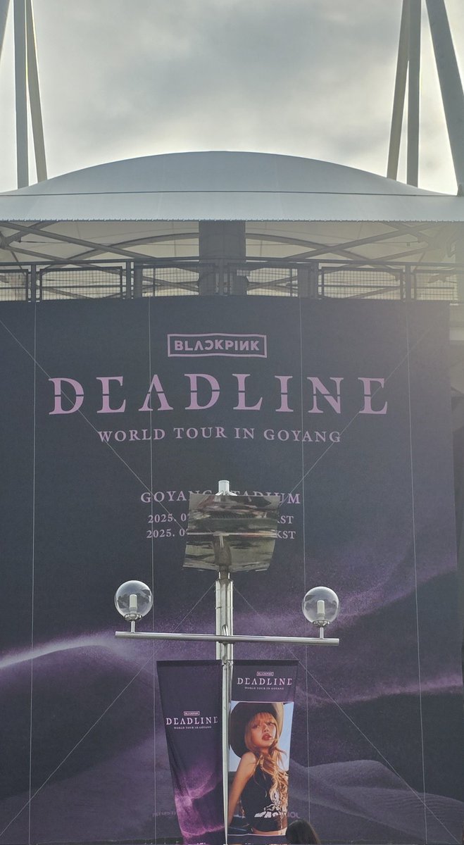 Lalisaeiou's tweet photo. Lisa, I'm here for you 
#LISA #LALISA @wearelloud
#BLACKPINK_WORLDTOUR2025 https://t.co/v5Fw15CULE