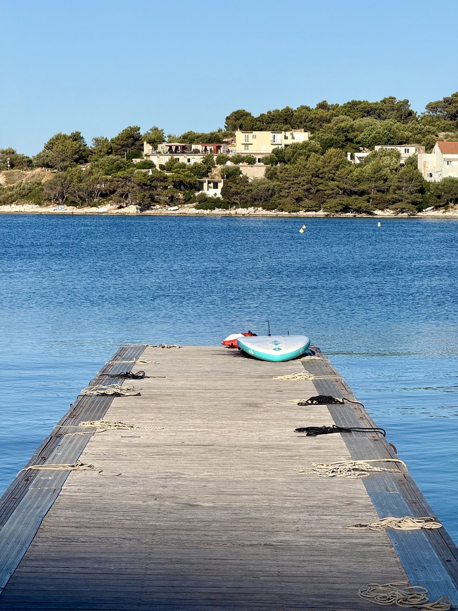 Za tento týden jsem naběhala 71 km. Brzký ranní běh se stal nástrojem, jak se dostat za hranice maríny, nebo bojky a poznat ostrovy, kde jsme kotvili i z jiné perspektivy. 

Často to nebylo lehké dostat se z lodi na břeh 🙈. Podařilo se mi utopit mobil a boty (za velkého smíchu