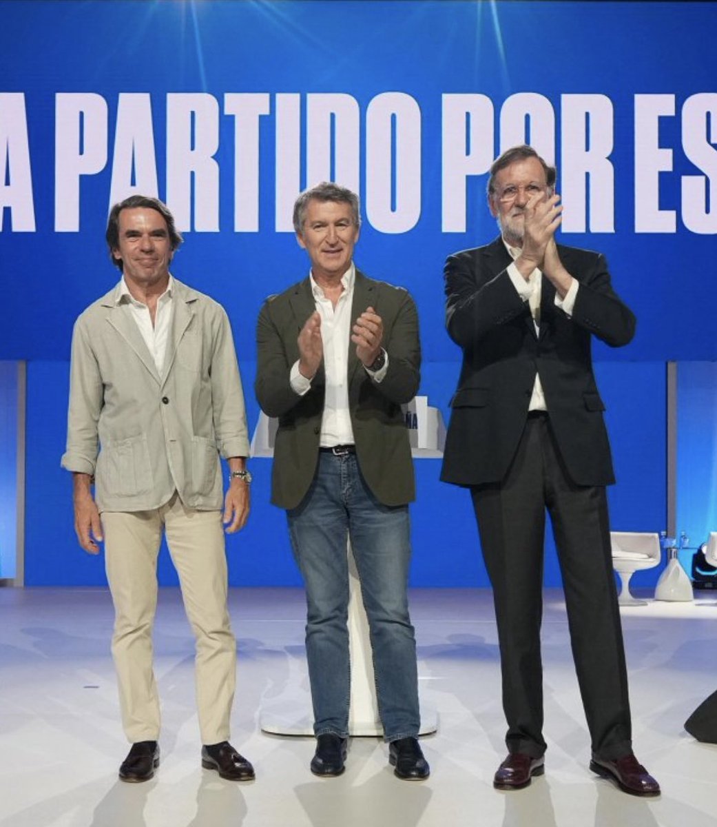 Aquí estoy, con el criminal de guerra con 12 ministros corruptos que mintió sobre el peor atentado de la historia de España y con M. Rajoy, el de la caja B, los sobres, las cloacas y la Kitchen.

Somos la regeneración.