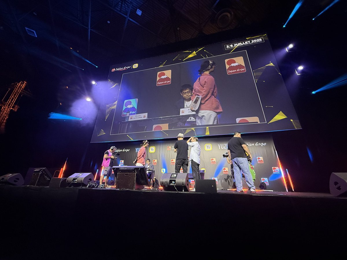 フランス🇫🇷ジャパンエキスポ  3日目‼️

本日、伊藤潤二さんはYUZUステージでのライブドローイングからスタートです。ただいまリハーサル中。カメラの調整が難しい模様。

編集スタッフは客席に座ってひとり休憩しているかのように思われそうですが、来場者からの見え方をチェックしています。