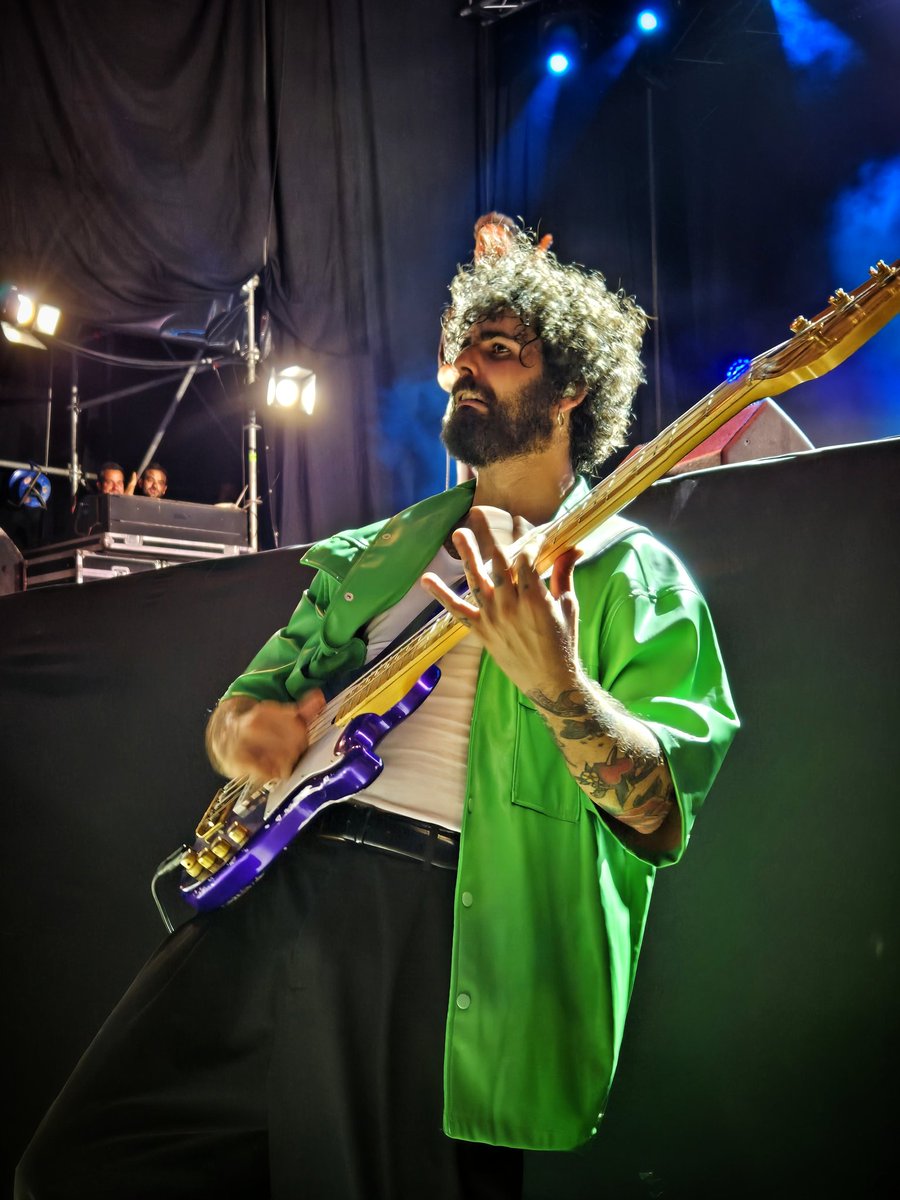 JAZZ:
Jazz in color.
Bass player Vicen García.

Vicen García.
Plaça Jaume I.
Vijazz 2025 @vijazzvilafranca
Vilafranca del Penedès.

📷 Photo by JazzC.

#fotoconmoviljazzc #mobilephotography 
#jazz #jazzphotography
#vijazz25