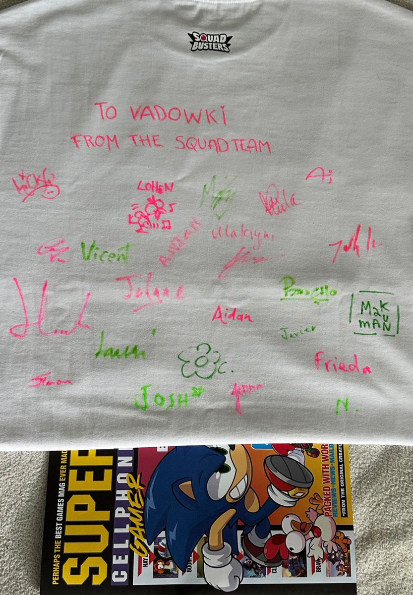 vadowki's tweet image. Thank you @SquadBustersx & @PaulaBaguena for the signed shirt and the Squad x Sonic magazine π©·π