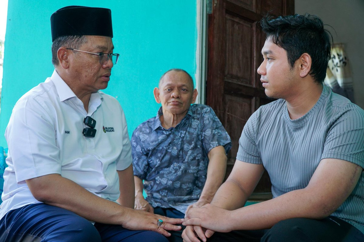 MADANI Peduli

Rumah keenam — saya menziarahi Tuan Muhammad Adham bin Tuan Adnan, pelajar berusia 21 tahun yang mengalami kecederaan patah di pangkal lengan kiri dan telah menjalani pembedahan untuk pemasangan besi.

Adham merupakan anak bongsu daripada tiga adik-beradik, datang