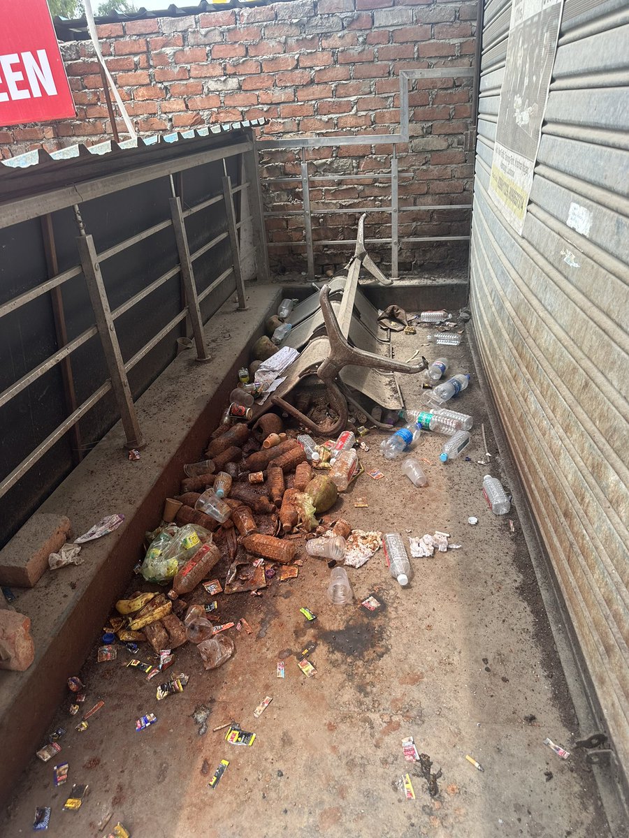 Vivekpsi's tweet photo. @nagarnigamlko @LkoDevAuthority 
No waste bins at Bijnor Tahseel Lucknow,people are forced to throw the waste in open https://t.co/VBCZUwzOoA