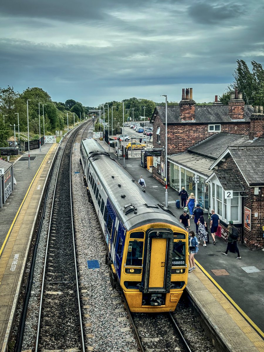 miles_chains's tweet image. The Transpennine Route Upgrade work continues at pace along the route. Northern 158855 calls at Garforth station, with electrification masts now clearly visible in the distance. #Class158 #Garforth #TranspennineRouteUpgrade #TRU
