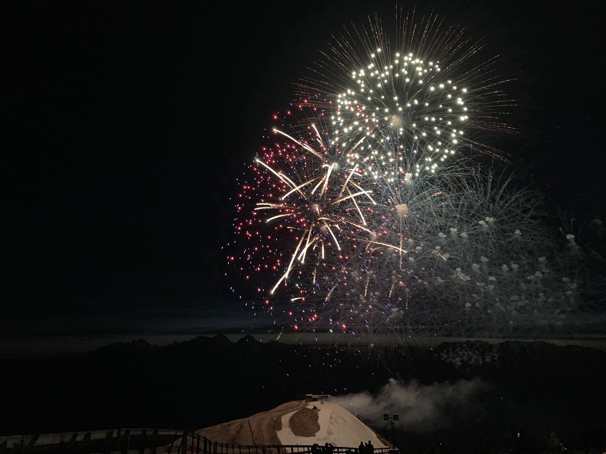 tadityasrinivas's tweet image. Having been a fan of fireworks during each Diwali and New Year’s growing up, I’d always look forward to the 4th of July fireworks shows during my life in the USA.
Two of the shows that I saw stand out. One was at Lake Tahoe, renowned nationwide for its fireworks show, for my…
