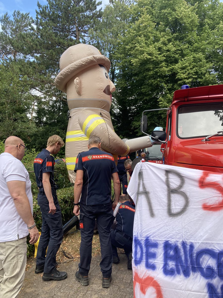 Brandweer Maarn-Maarsbergen (@brandweermrnmrb) on Twitter photo Vanmorgen zijn we groots uitgerukt, niet voor een incident, maar voor onze collega Ab! Maar liefst 50 jaar vrijwilliger bij onze post. Een unieke prestatie en bijzondere inzet voor de post. Gefeliciteerd! <a href="/FritsNaafs/">Frits Naafs</a> <a href="/vrutrecht/">Veiligheidsregio Utrecht</a> <a href="/JoostWilts/">Joost Wilts (Postcommandant Brw Maarn-Maarsbergen)</a> Vanmorgen zijn we groots uitgerukt, niet voor een incident, maar voor onze collega Ab! Maar liefst 50 jaar vrijwilliger bij onze post. Een unieke prestatie en bijzondere inzet voor de post. Gefeliciteerd! <a href="/FritsNaafs/">Frits Naafs</a> <a href="/vrutrecht/">Veiligheidsregio Utrecht</a> <a href="/JoostWilts/">Joost Wilts (Postcommandant Brw Maarn-Maarsbergen)</a>