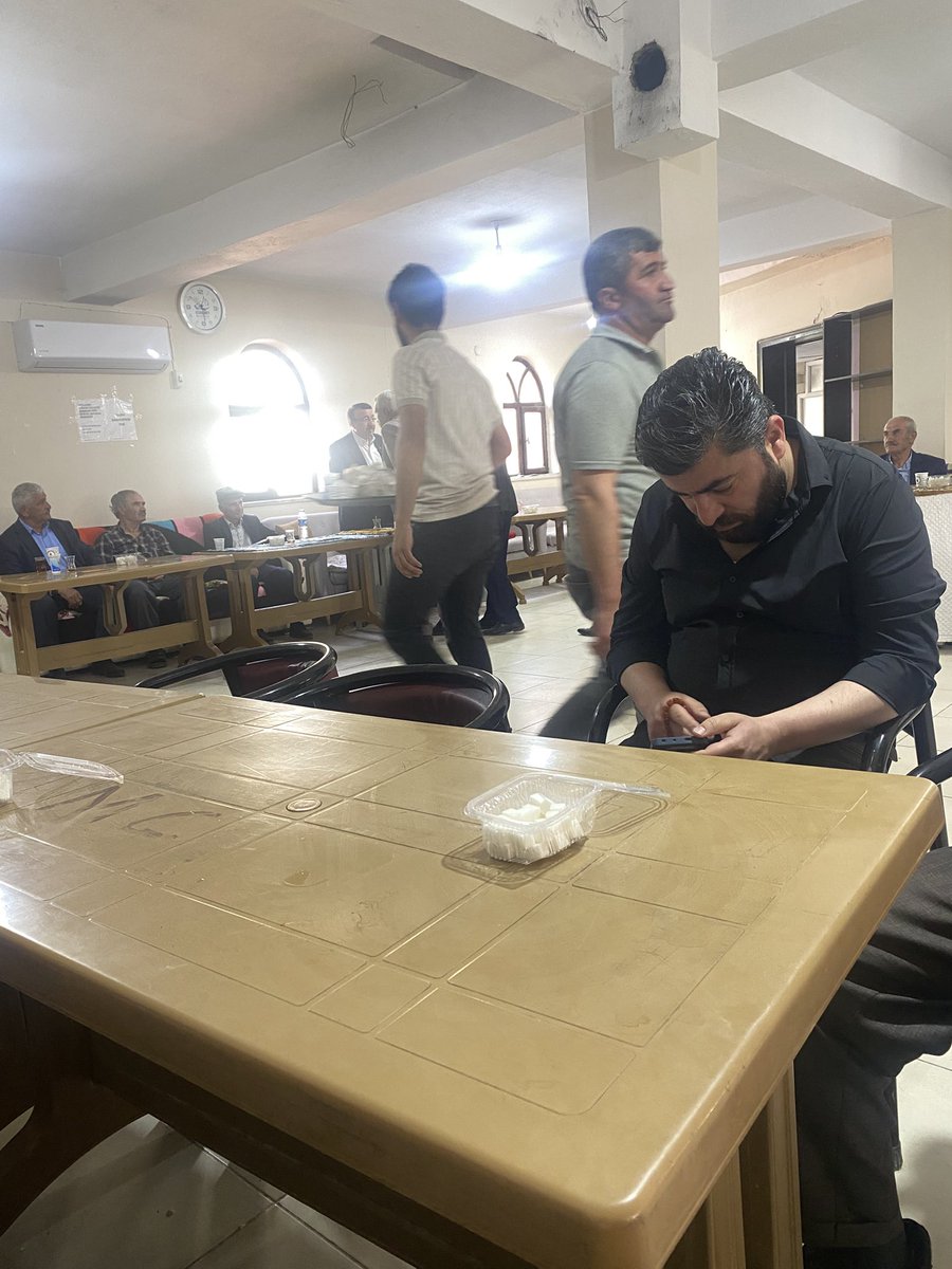 EAsireti's tweet photo. Aşiret liderimiz M Salih Õzbek Aşiret mensuplarımızdan AKBULAK Ailesine taziye ziyaretinde bulundu. Merhumu Allah rahmet eylesin mekanı cennet olsun inşallah https://t.co/XURMmqEOgP
