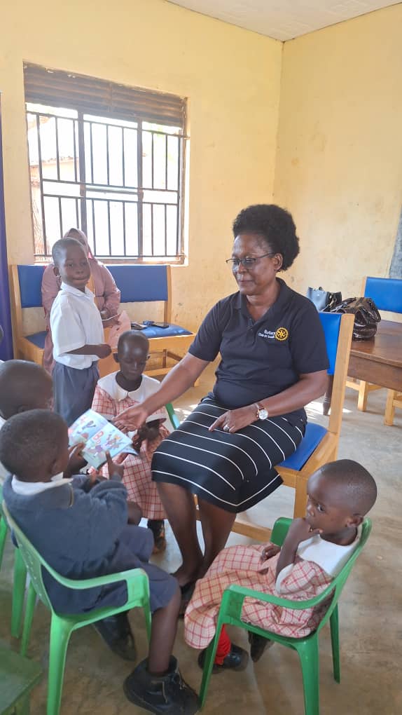 SondeRotary's tweet photo. 📚 Sonde Model Rtn. Sarah Bunoti joined the BELEP reading activities at Global Junior Primary School, inspiring young minds and nurturing a love for books! Together, we build a strong reading culture. Kudos to Team BELEP for the passion and impact! #BELEP #Sondeupdates https://t.co/Cr3Oi7dObG