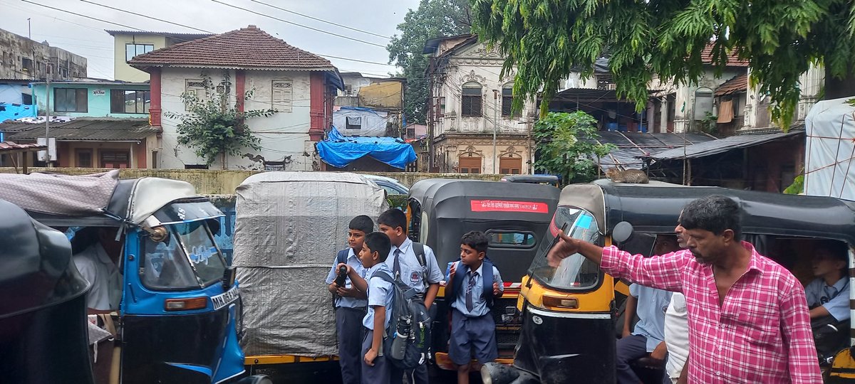 MajarkhanP's tweet photo. @KDMCOfficial  @ThaneCityPolice  ओल्ड बॉईज शाळेपासून ते अल्फा इंग्लिश हायस्कूल, गोविंदवाडी,शकूर बंगल्याच्या बाजूला, कल्याण पश्चिम या अरुंद रस्त्यावर रस्त्याच्या कडेला दिवस-रात्र वाहने उभी असल्यामुळे वाहतुकीची कोंडी मोठ्या प्रमाणात होत आहे. आपण दखल घ्यावी. https://t.co/HvbHkzDBbp
