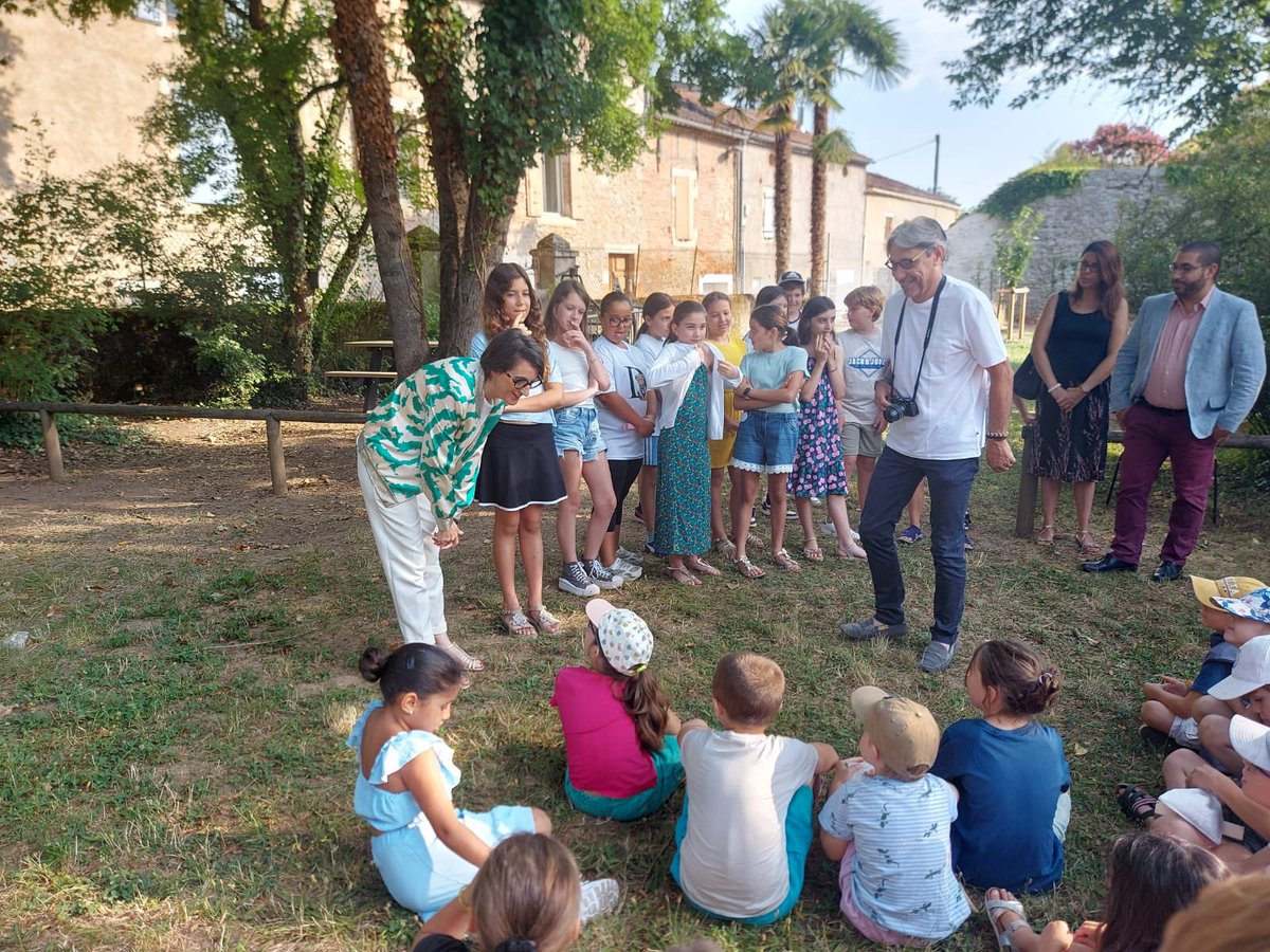 📚 À l’école Tesseyre de Cahors, remise de « L’Odyssée » aux élèves de CM2 dans le cadre de #CetÉtéJeLis.
Un beau livre pour nourrir l’imaginaire, cultiver le goût de lire… et se préparer à l’aventure du collège ! ⛵✨
#Lecture #Éducation #CM2
