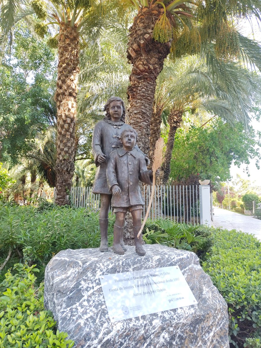 Me da que la mano del niño va a dar demasiado juego en fiestas...