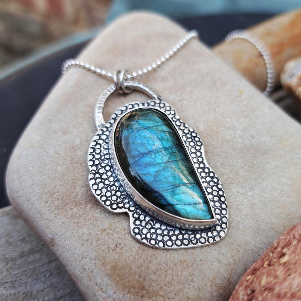 i_love_dolly's tweet image. Happy Sat! This labradorite pendant has just been added to my shop. The flashes are quite simply amazing! Handcrafted using traditional silversmithing techniques ⚒️ Get her before she's gone 🥰⬇️
ilovedollyjewellery.co.uk/necklaces-and-…
#UKGiftAM #UKGiftHour #shopindie #shopsmall #labradorite