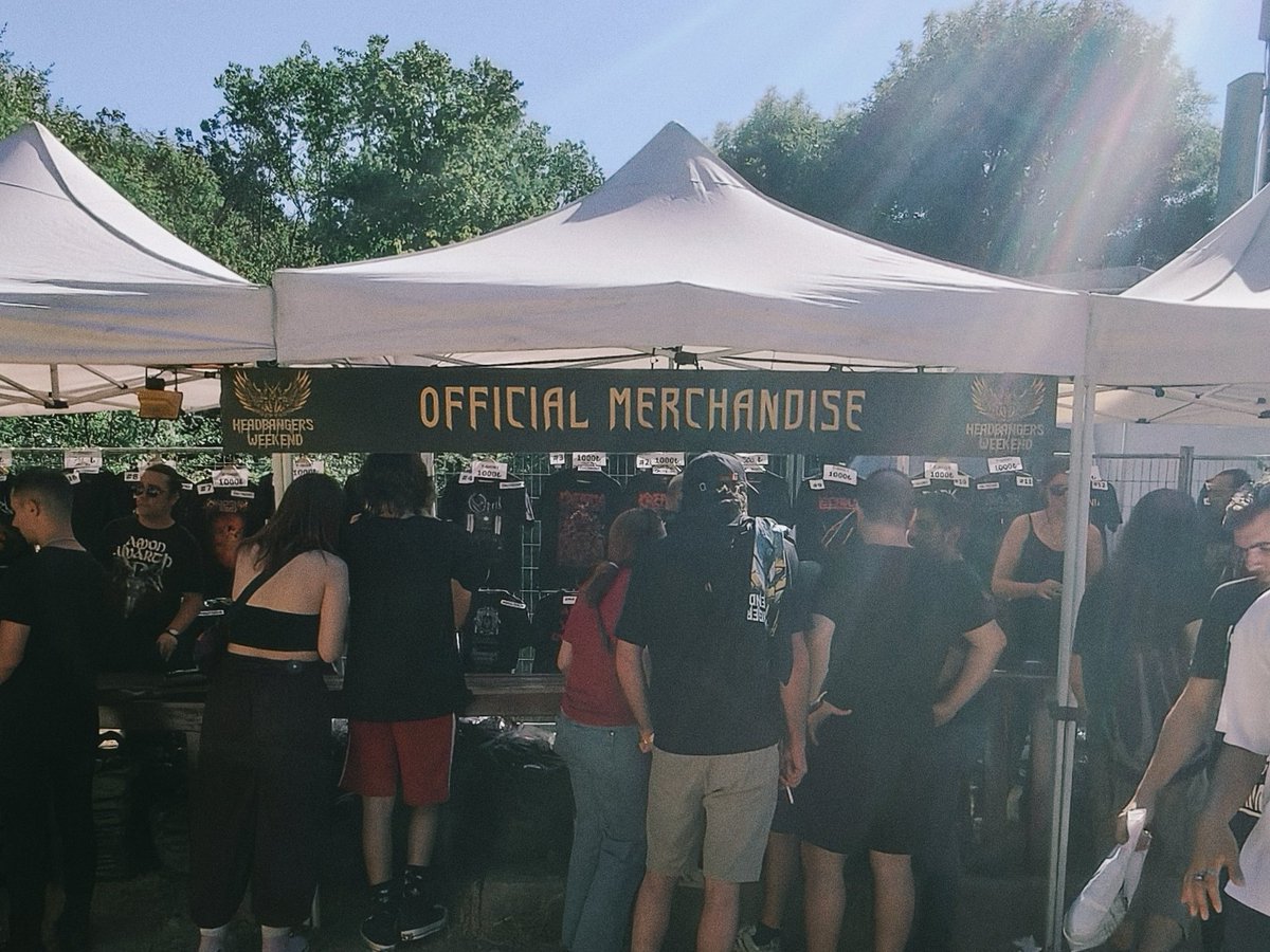 Alkeraband's tweet photo. @kapakmagazin röportajında "merch satışımız yok" demiştik fakat dayanamadık ve yetiştirdik! @hw_istanbul Official Merchandise standında tişörtler yerini aldı🤘6 Temmuz 13.40' da Çağlan Tekil Sahnesi'nde görüşmek üzere!👊
. 
#yüzdeyüzmetal @veramuziktr @HammerMuzik @yuzdeyuzmetal https://t.co/IeTrc3VTmC