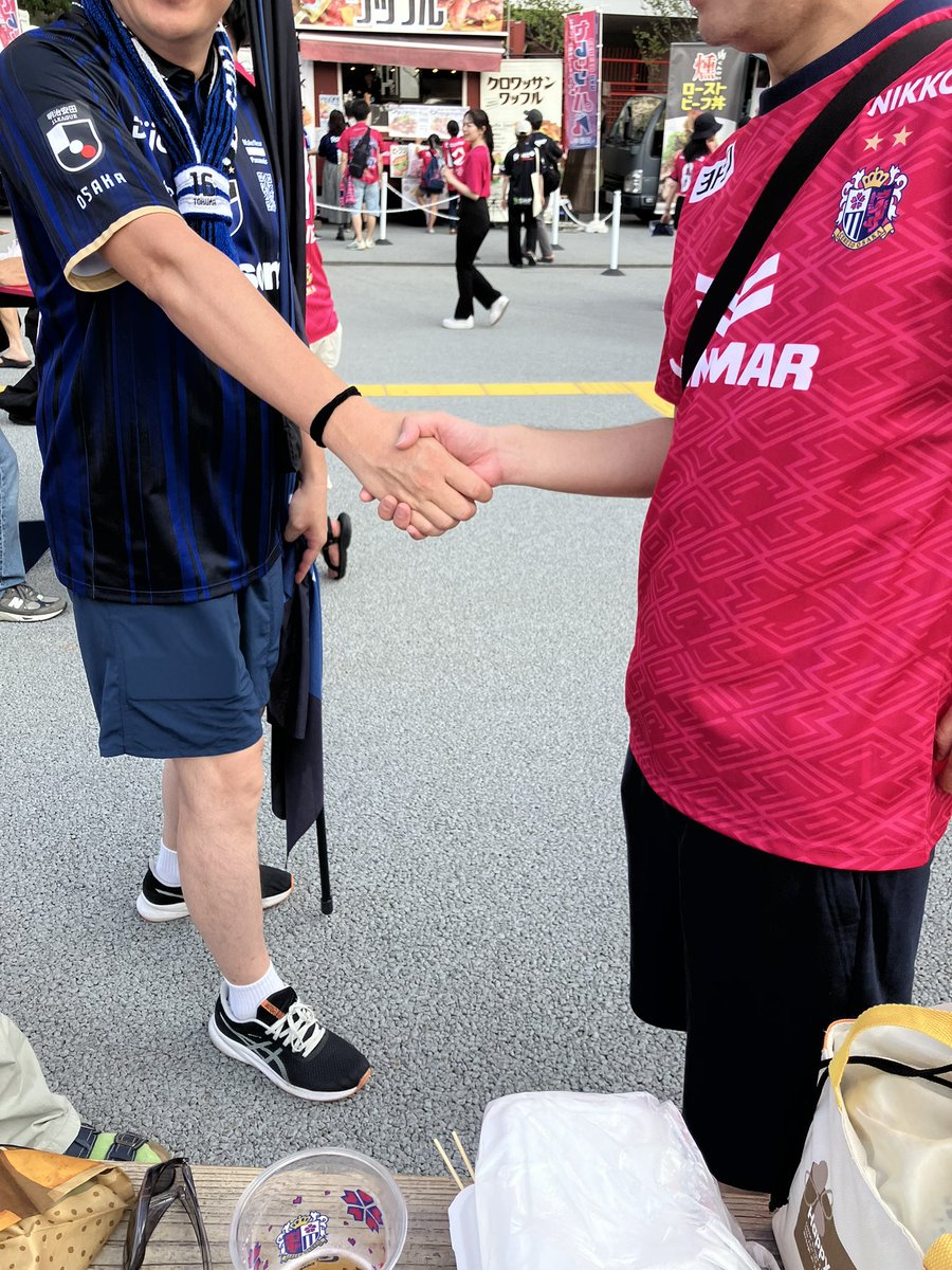 試合前に両チームのサポーターが硬い握手。
負けられない闘いは既に始まっています。

#大阪ダービー
