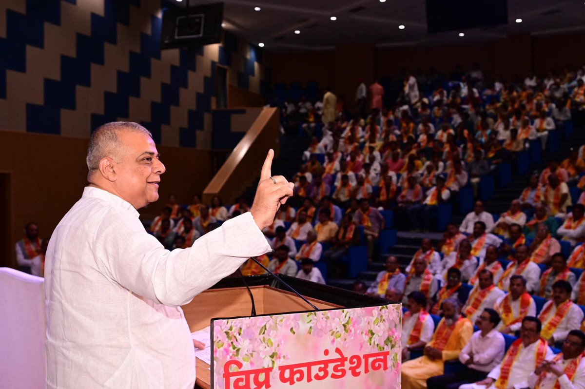bjym_arun's tweet photo. विप्र फाउंडेशन के राष्ट्रीय समन्वयक, पथमेड़ा गौशाला संघ के महामंत्री और सामाजिक समरसता के साथ स्वजातीय गतिशीलता के संदेश को लेकर ब्राह्मण समाज को एक सूत्र में पिरोने के मुख्य सूत्रधार बड़े भाईसाब श्री @followsushil को जन्मदिन की हार्दिक शुभकामनाएं 💐 https://t.co/Y9fCf2LjhZ
