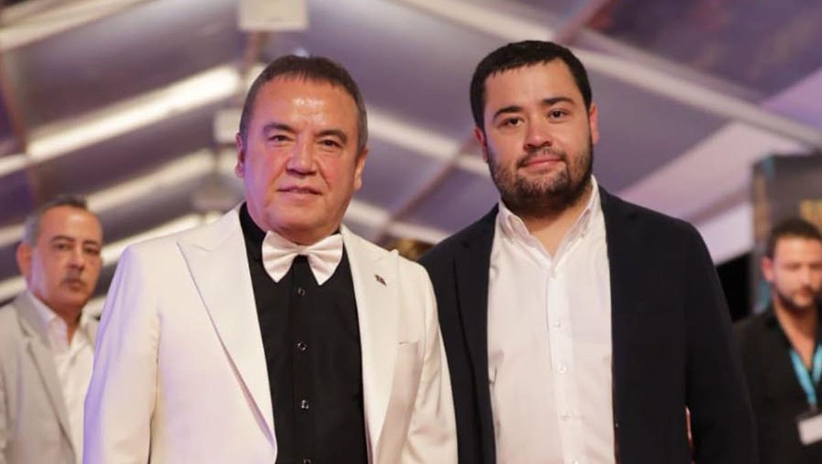 #SONDAKİKA | Antalya Büyükşehir Belediye Başkanı Muhittin Böcek'in oğlu Mustafa Gökhan Böcek'in firari olduğu ortaya çıktı.

25 milyon TL’lik seçim desteği ve 30 milyon TL’lik konut ödemesiyle ilgili rüşvet soruşturmasında deliller ortaya çıkınca yurt dışına kaçarak firari oldu.