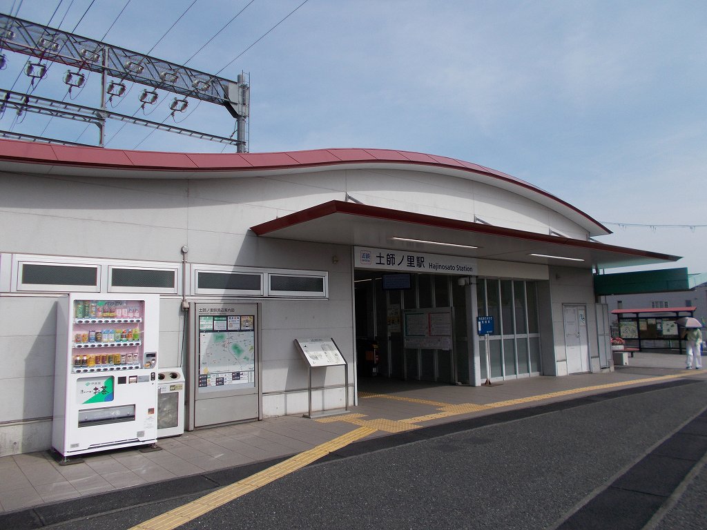 eki_no_mokuroku's tweet image. 2021年、土師ノ里駅(大阪府)
#近畿日本鉄道 /南大阪線
1924年開業、2面2線の掘割駅。駅名由来の古代豪族・土師氏は古墳に副葬する埴輪を作っていた氏族。駅南側の土師の里遺跡からは、住居跡、墓跡、埴輪を焼いた窯跡、氏寺跡など、生活や生産、祭祀に関わる遺構や遺物が見つかっているそうです。