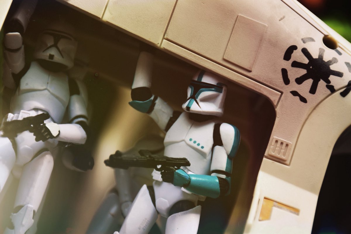 Incoming 

#readfivestandingby #starwars #TVC #TheVintageCollection #starwarsfigures #toyphotography #theclonewars #clonetroopers #LAAT