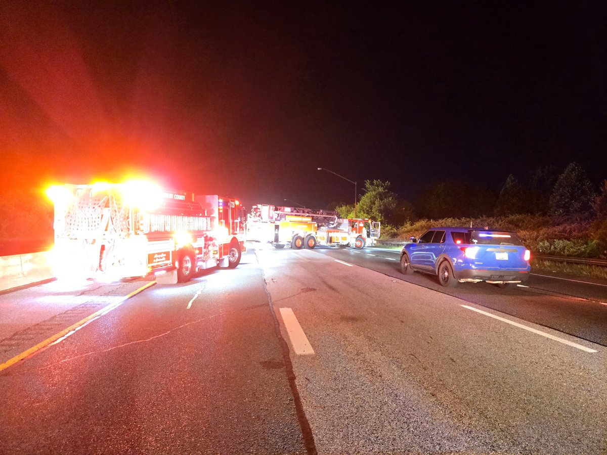 mcfrsPIO19's tweet image. ALL LANES SHUT DOWN - I270 North Between Germantown Exit 15A and 15B due to a collision with entrapment and fire. All north bound traffic being detoured to Exit 15A. @mcfrsPIO @MCFRSNews @MDSHA @mcpnews