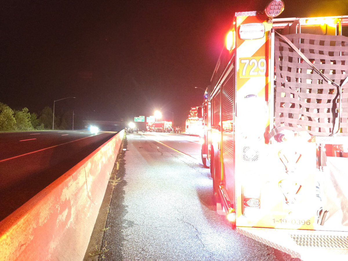 mcfrsPIO19's tweet image. ALL LANES SHUT DOWN - I270 North Between Germantown Exit 15A and 15B due to a collision with entrapment and fire. All north bound traffic being detoured to Exit 15A. @mcfrsPIO @MCFRSNews @MDSHA @mcpnews