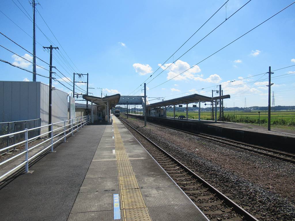 eki_no_mokuroku's tweet image. 2021年、高浜駅(茨城県)
#JR東日本 /常磐線
1895年開業、2面3線の地上駅。徒歩15分の舟塚山古墳は全長186mの前方後円墳で茨城県最大、東日本でも2番目の大きさを誇る巨大な古墳。出土した円筒埴輪や墳形などから5世紀後半の築造とされ、ヤマト王権とも関係した大豪族の墳墓と推測されています。