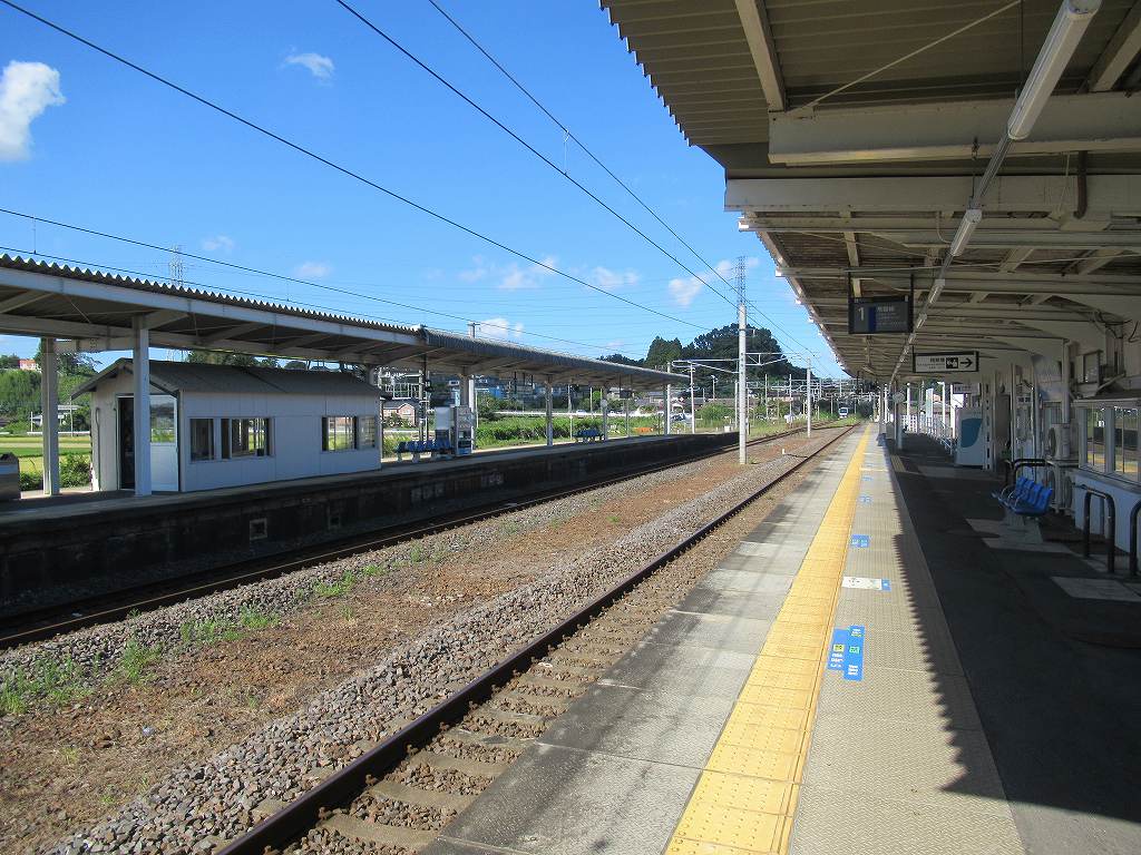 eki_no_mokuroku's tweet image. 2021年、高浜駅(茨城県)
#JR東日本 /常磐線
1895年開業、2面3線の地上駅。徒歩15分の舟塚山古墳は全長186mの前方後円墳で茨城県最大、東日本でも2番目の大きさを誇る巨大な古墳。出土した円筒埴輪や墳形などから5世紀後半の築造とされ、ヤマト王権とも関係した大豪族の墳墓と推測されています。