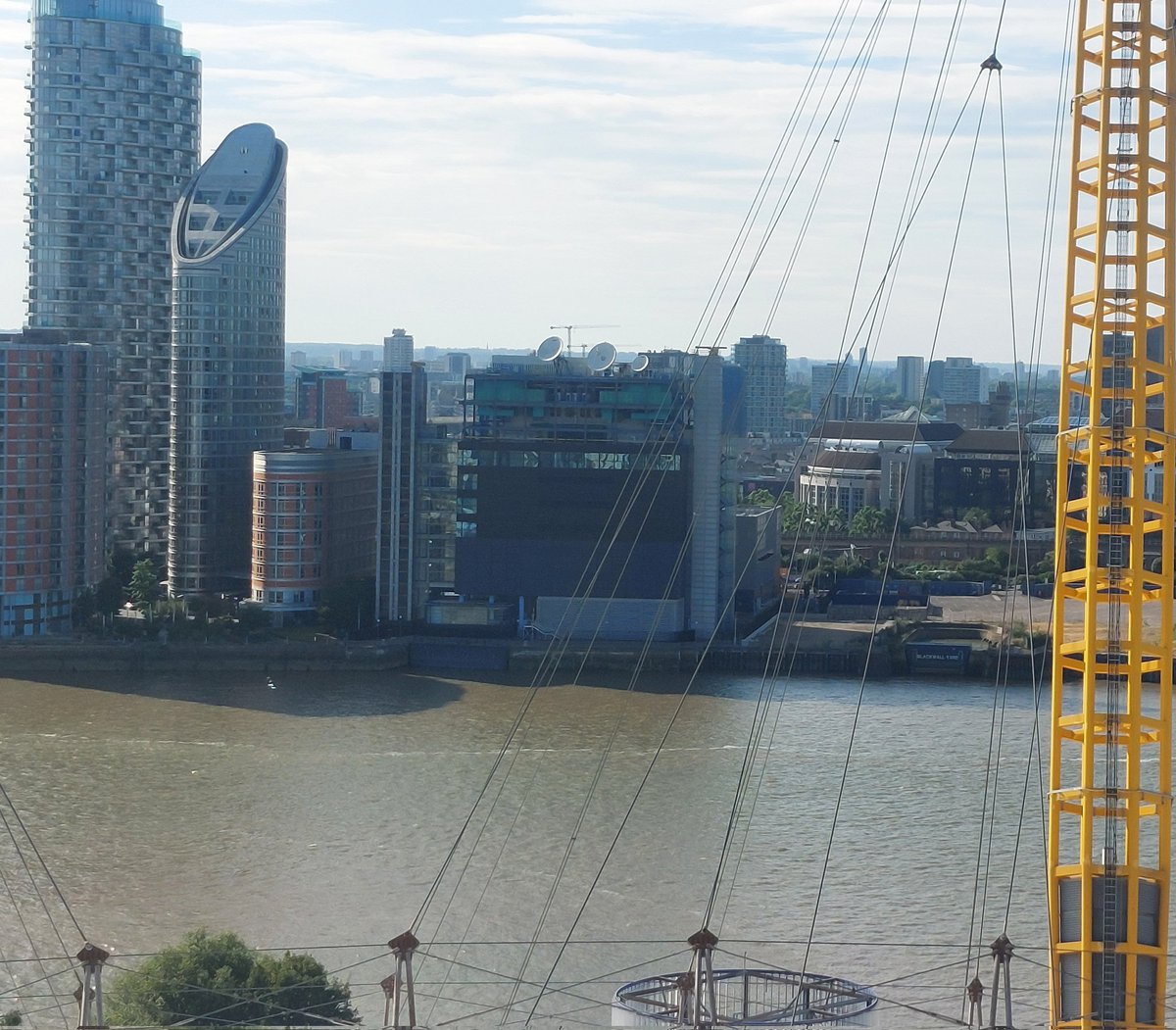 DMG_RiskAtRaen's tweet image. For all the trading anoraks out there.... the black building with satellites is the Reuters News building