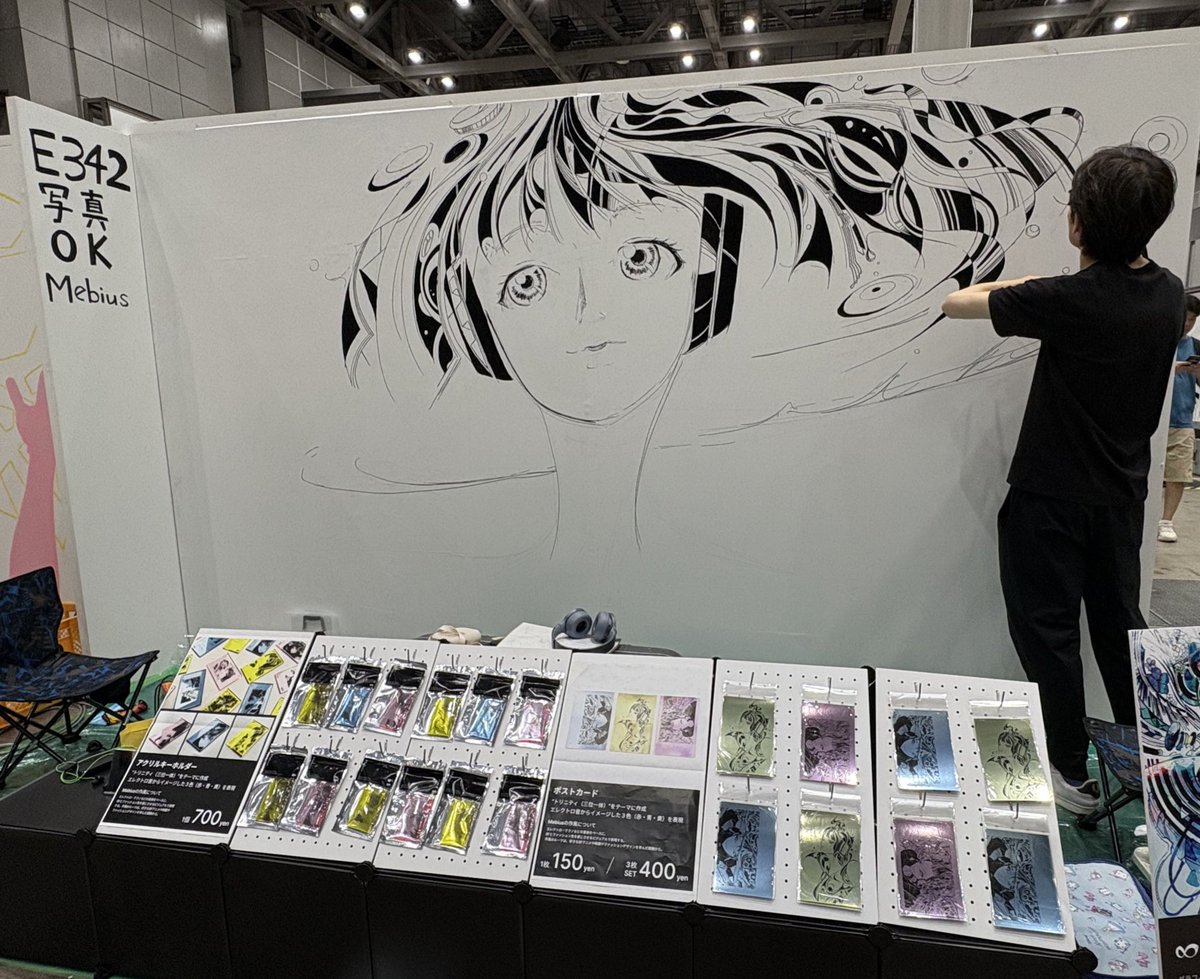 smat_book_usagi's tweet photo. #デザフェス61   17:26〜
@Mebius_ring23 〜ライぺ進捗実況〜
本日はたくさんの方々にお立ち寄りいただきありがとうございます
間もなく1日目が終了しますので本日のダイジェストを
【ブース　西1階E-342】 ⭐︎7/5〜6両日出展
#designfesta
#ライブペイント https://t.co/dXpUNHJ6VY