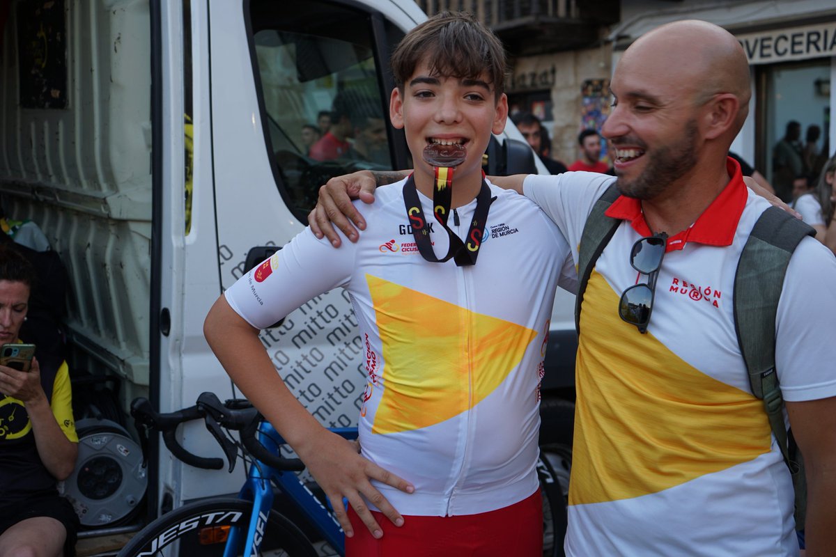 Bonce para Marco Antolino en el estreno de la #seleccionfcrm en los #cetarazonadelamancha25 🥉

😍 Broche de bronce a la actuación de todos nuestros ciclistas en el día contra el crono

🚵‍♂️🚵‍♀️🚴‍♂️🚴‍♀️ Hoy, MTB e infantiles de carretera

#Murciaciclismo #CiclismoRegiondeMurcia