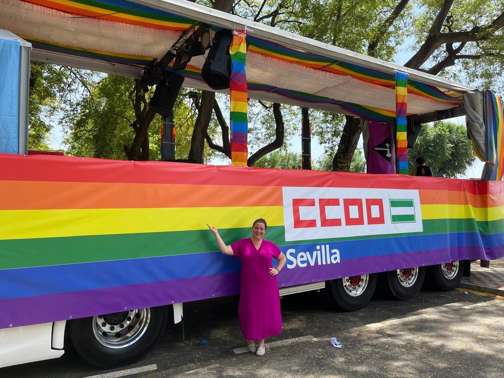 📢 El pasado #28J estuvimos por las calles de Sevilla gritando al #TrabajoSinArmarios #AlTrabajoConDerechos y defendiendo los Derechos del Colectivo LGTBI+. 

🔴Loreto Martínez, Secretaria de Inclusión Social, Mujer, Igualdad y LGTBI+ de CCOO Cádiz participó en la Manifestación.