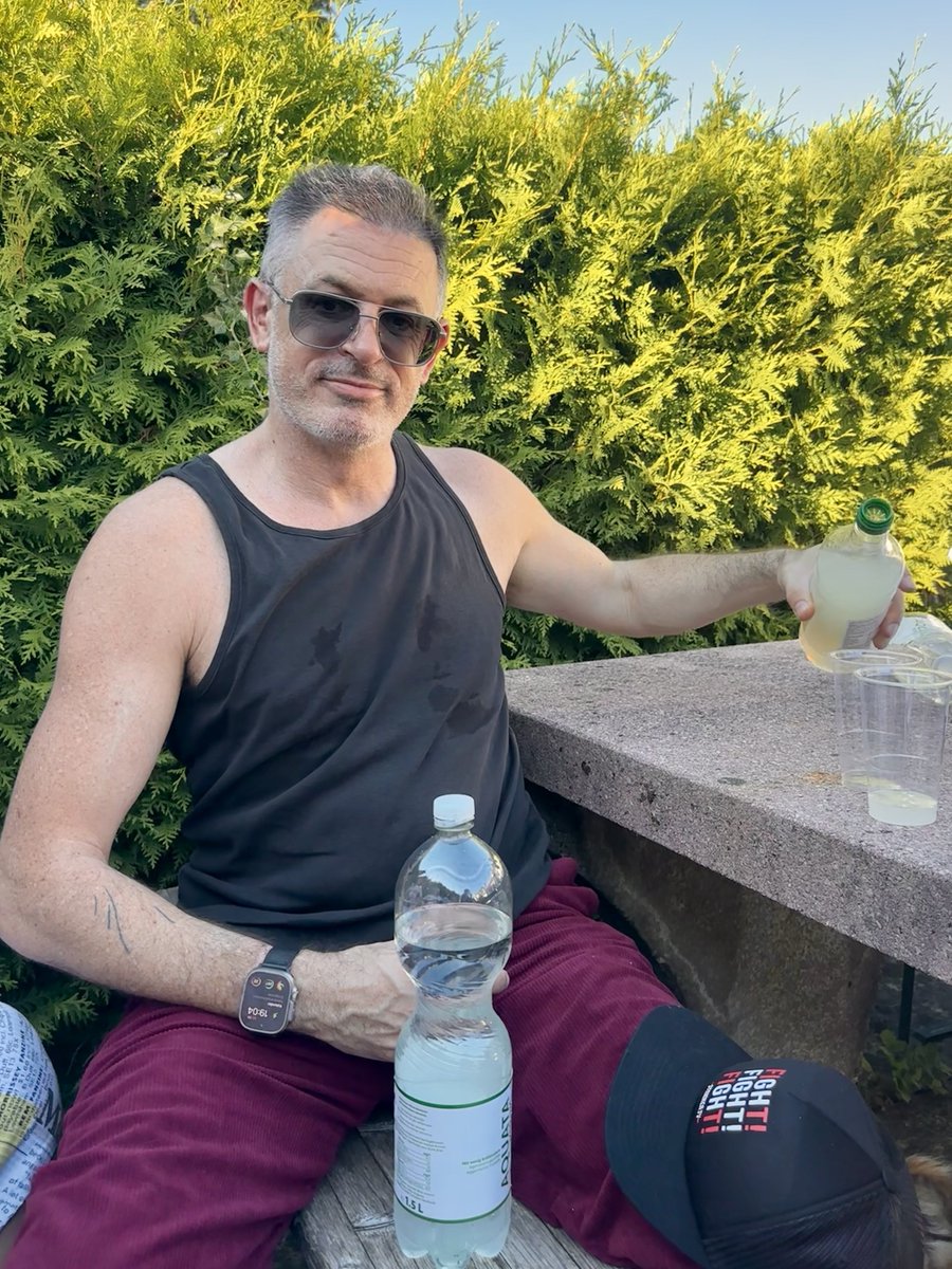 Dieser freundliche, ältere Herr ist begabt mit der Flasche. Er kommt mir irgendwie bekannt vor.