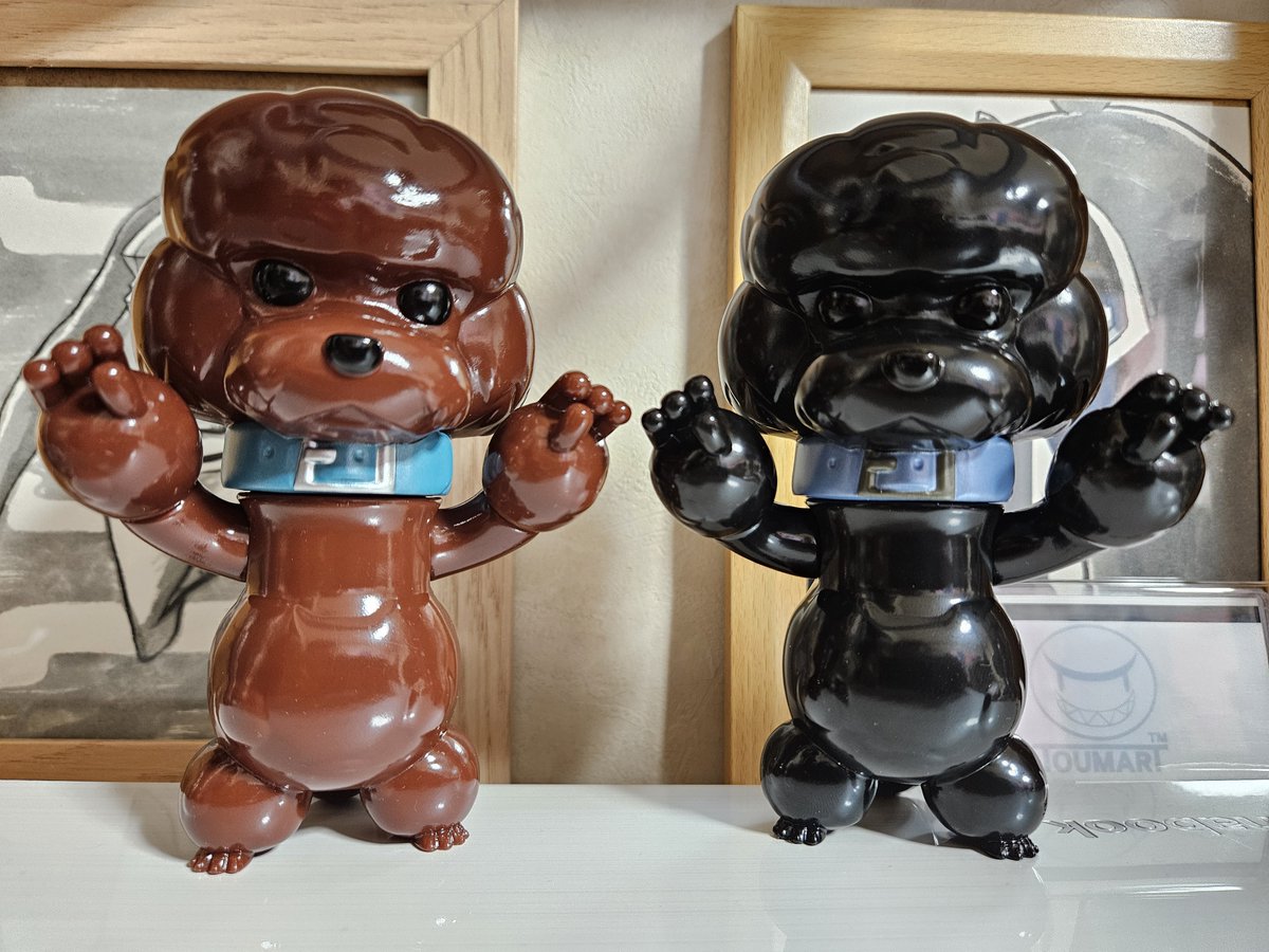 toshgosh4's tweet image. TOUMAさんのソフビ Pood の新カラー 3rd RED と 4th BLACK をお迎えしました。
最近はガチャや100均とか見るときPoodに持たせる良いアイテムがないか探して楽しんでます。先日ガチャで見つけた刀剣マスコットはなかなか良い感じです。
ここまでのカラー展開は地味めな印象だったけど並べると素敵だ。